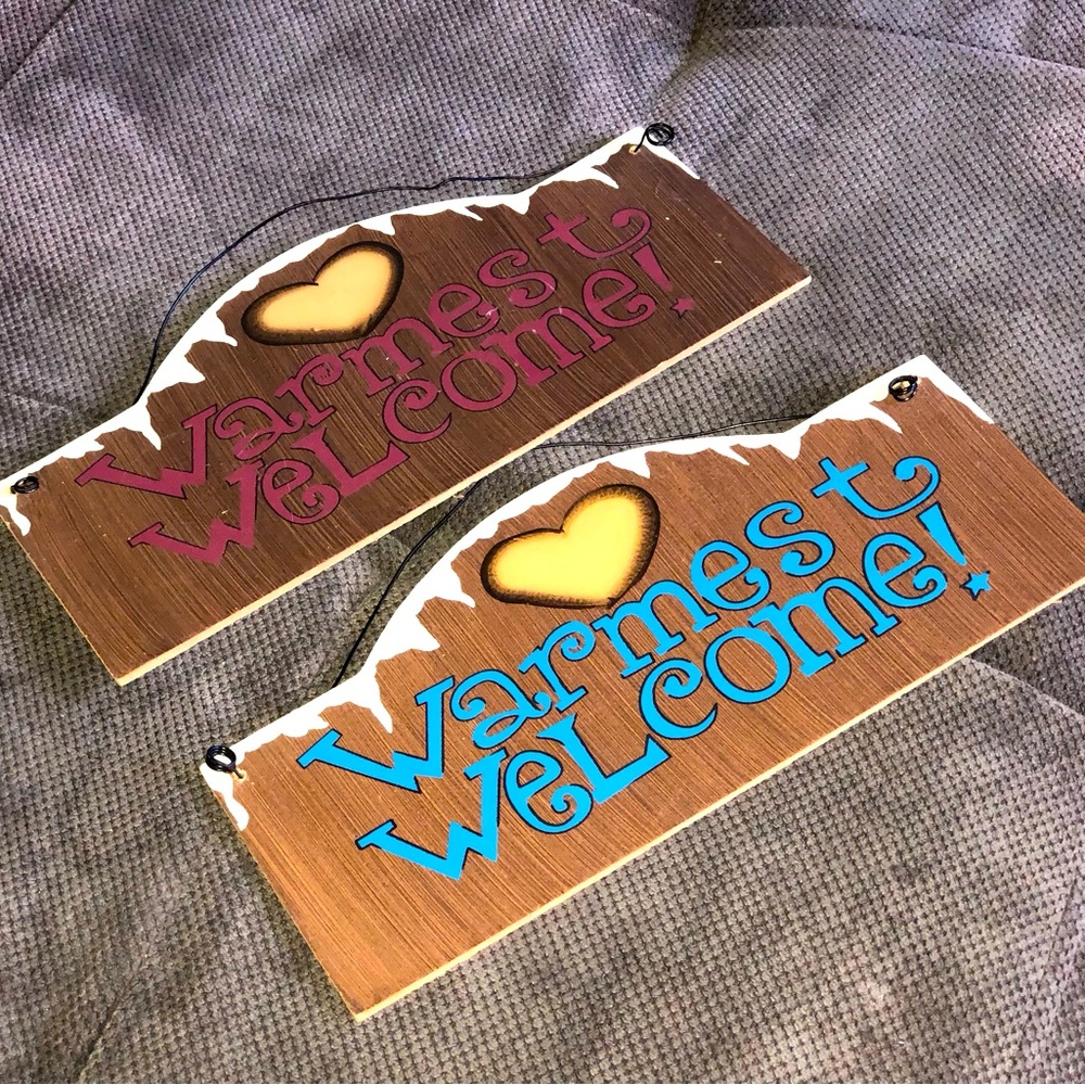 2 Welcome signs